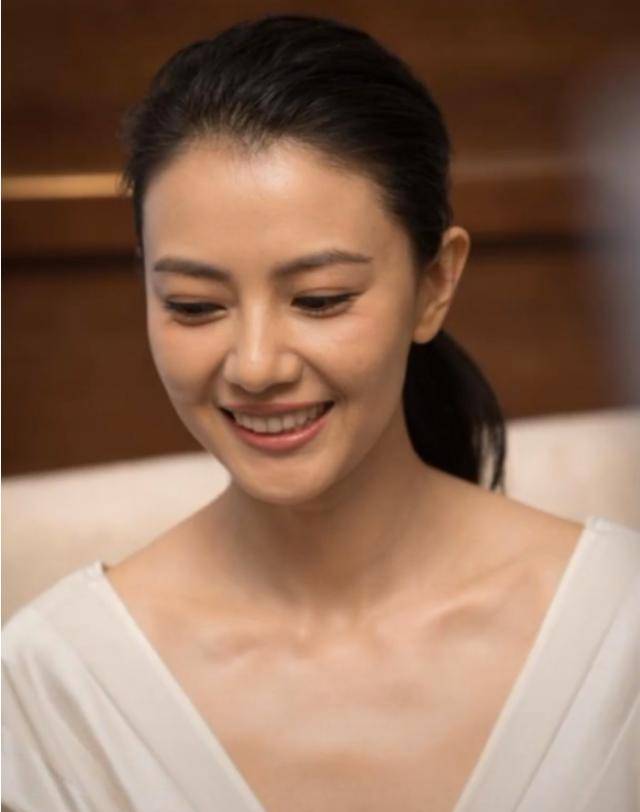 高圆圆产后参加活动,眼角"皱纹"成全场最靓,网友:妈妈的象征_手机搜狐