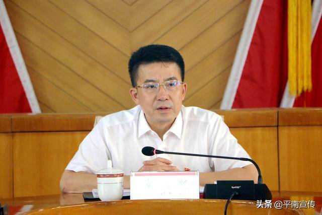 8月19日,平南县委书记韦庆强主持召开平南县处级非领导职务职级套转