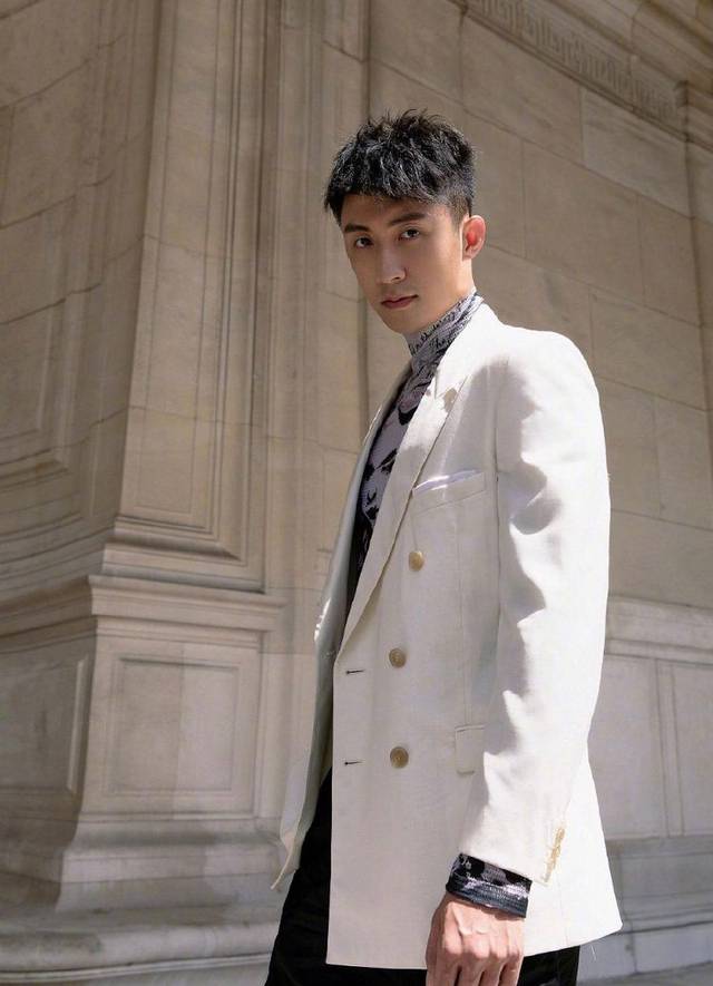 李冰冰"强势撞衫"黄景瑜,穿白色西装谁更飒,大20岁衣品超a!