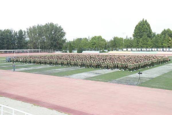 河北涿州中学举行2019级新生军训活动