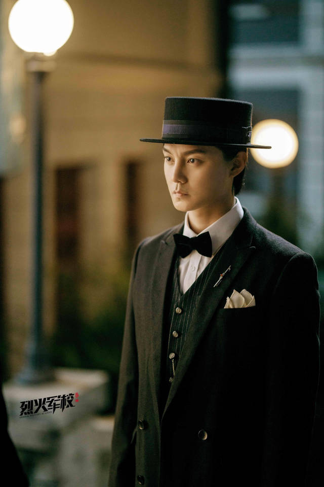 尹正《烈火军校》集霸气温柔于一身 长衫礼帽气质温润_手机搜狐网