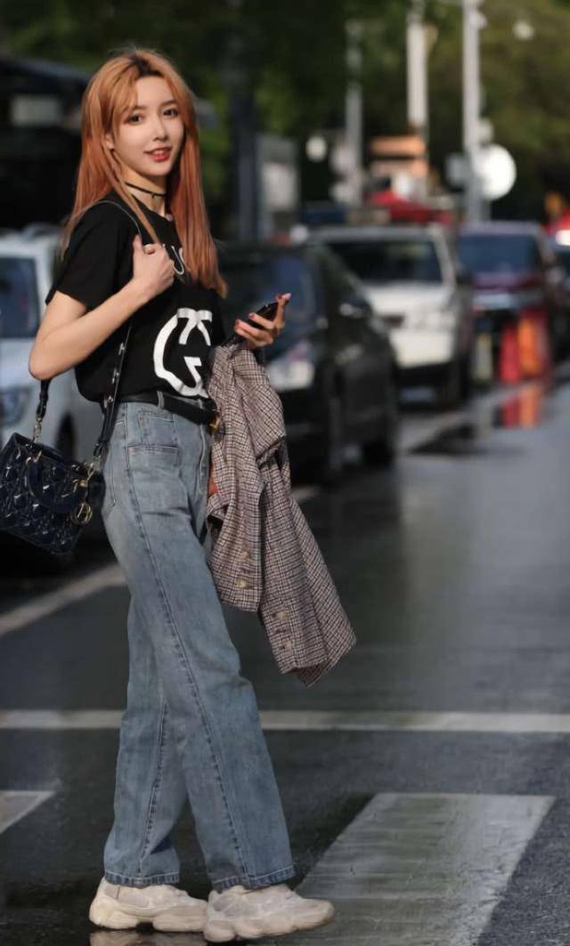 网红艾比街拍西兰花鞋火了穿后腿巨长脚却像肿成猪蹄