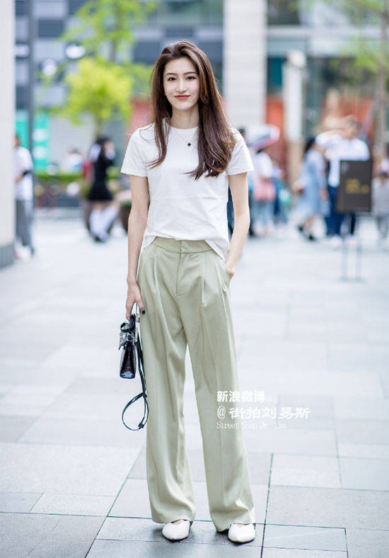街拍北京女孩简约t恤穿搭示范