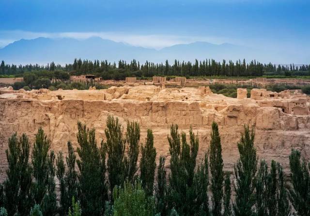 玄奘开始西行,大概三四个月的时间,他越过边境走到了伊吾(今新疆哈密)