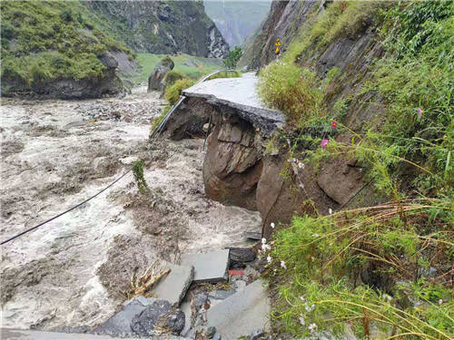 20阿坝州暴雨泥石流】理县出现泥石流灾情 多部门联合展开抢险救灾