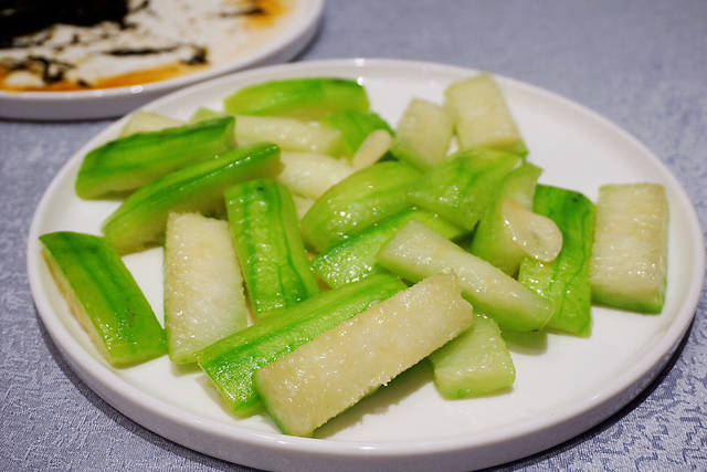 铁皮丝瓜:一道寻常的素菜采用上好的品种,色泽碧绿,久放不黑,口感清爽