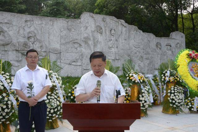 东阳市委常委,常务副市长王天仁讲话.   哀乐声萦绕耳边, 如泣如诉.