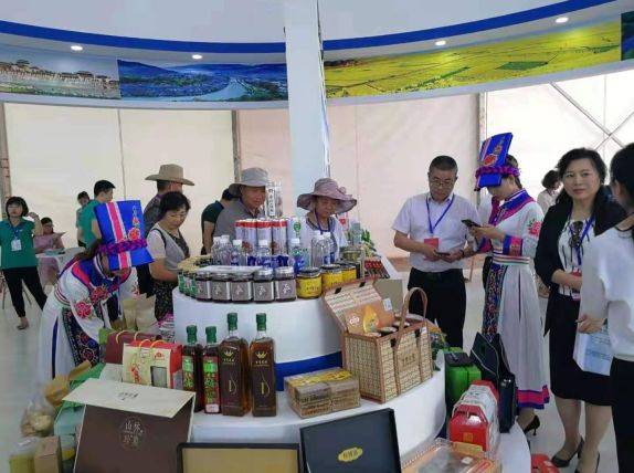 第二十八届中国西部商品交易会在宁夏固原举行,宁强县副县长霍晓立