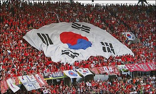 韩国红魔啦啦队打出巨幅太极旗(韩国ohmynews)
