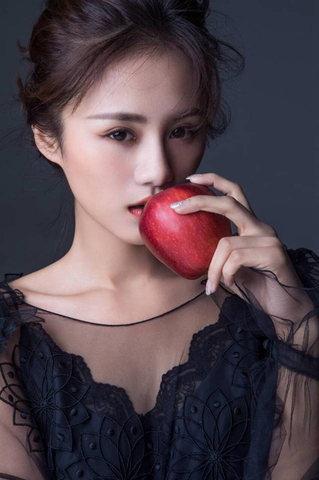 安悦溪禁欲系写真曝光可a可甜演绎初秋时尚法则