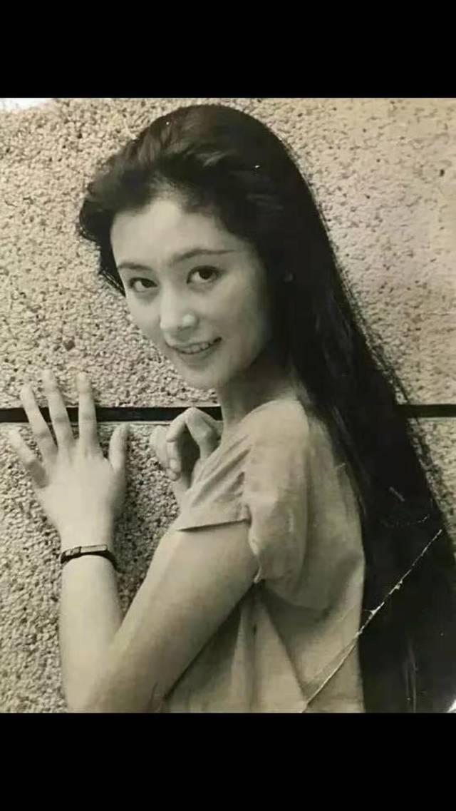陈红早年旧照曝光长发飘飘漂亮的让人一见难忘