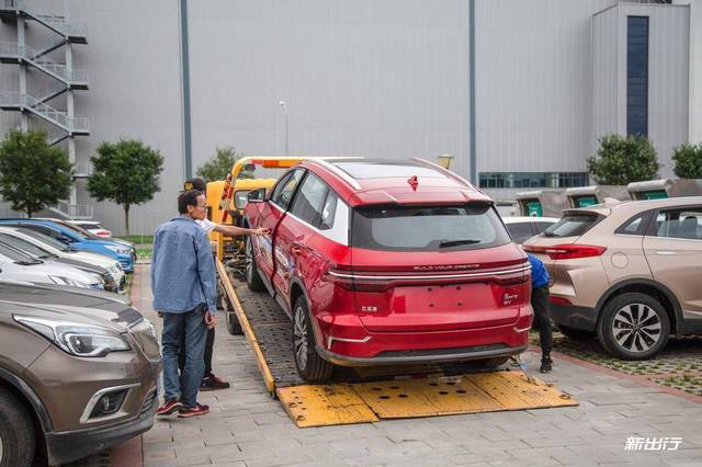 的車型一臺一臺的拖回到出發點北京奔馳有限公司的充電樁進行充電測試