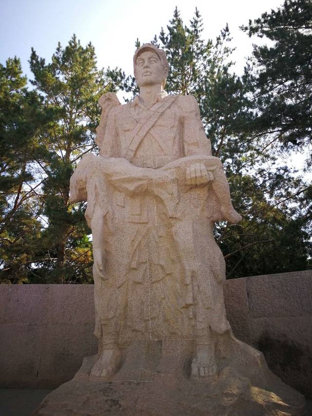 红五军军长董振堂同志纪念碑亭