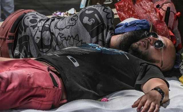 难民睡觉图片