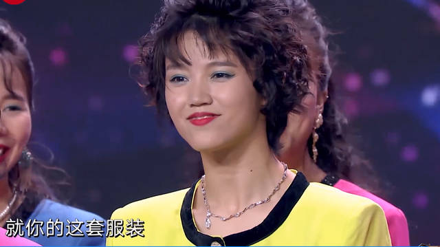 在《中国达人秀》的这个舞蹈中,演员也是画着颜色各异的眼影,烫着80