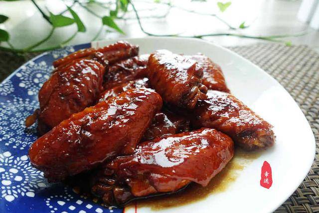 家庭版的红烧鸡翅,做法简单,易熟易入味,鲜嫩多汁_手机搜狐网