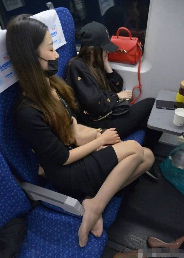 女乘客乘坐高铁,把脚丫子搭前座上!网友怒斥太没素质!