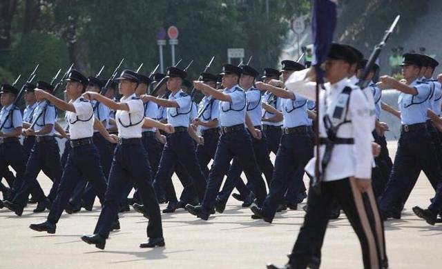 香港警察队伍,警服的左侧,为何有一根颜色不同的绶带?