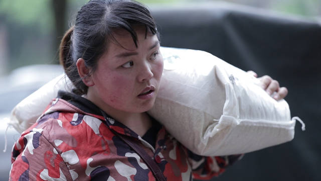 中国最美妈妈,单身带孩子每天送2000斤大米,上楼那刻看哭网友