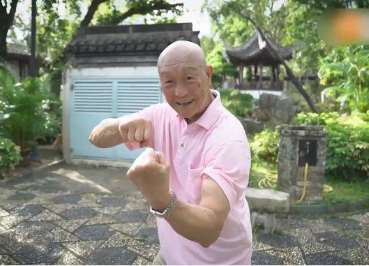 李海生如今年逾花甲,但他看上去仍然神清气爽,身体硬朗!