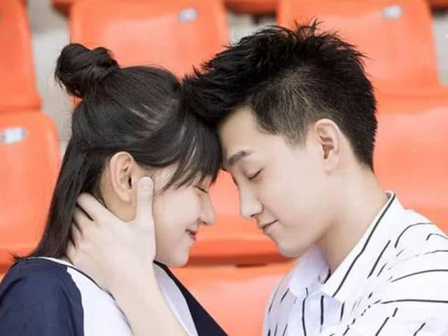 第一部甜甜的电视剧就是由范世琦和卜冠今主演的《追球》,这部剧的