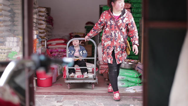 中国最美妈妈,单身带孩子每天送2000斤大米,上楼那刻看哭网友_手机
