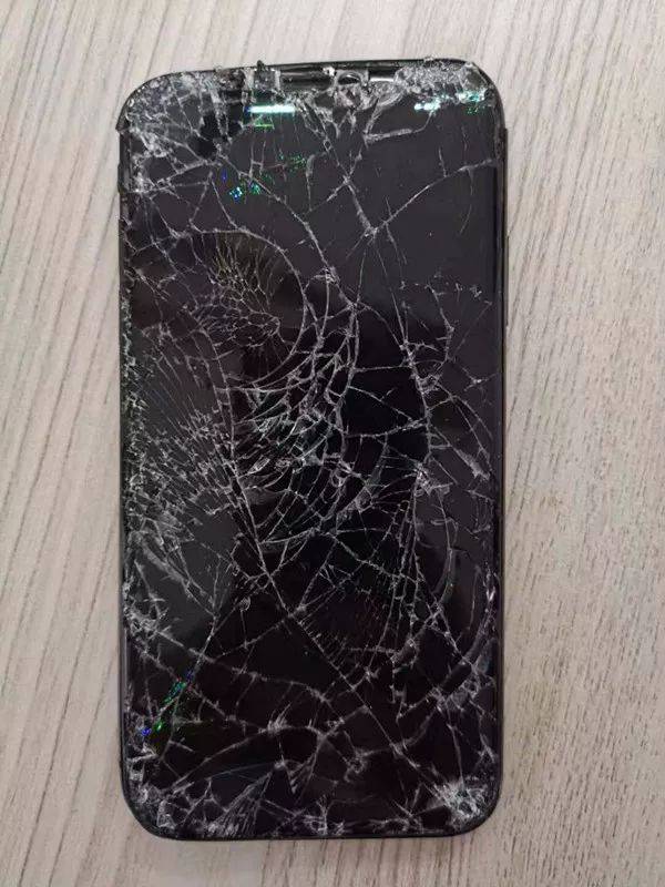 消费后不给钱就走,还砸服务员手机又打人!