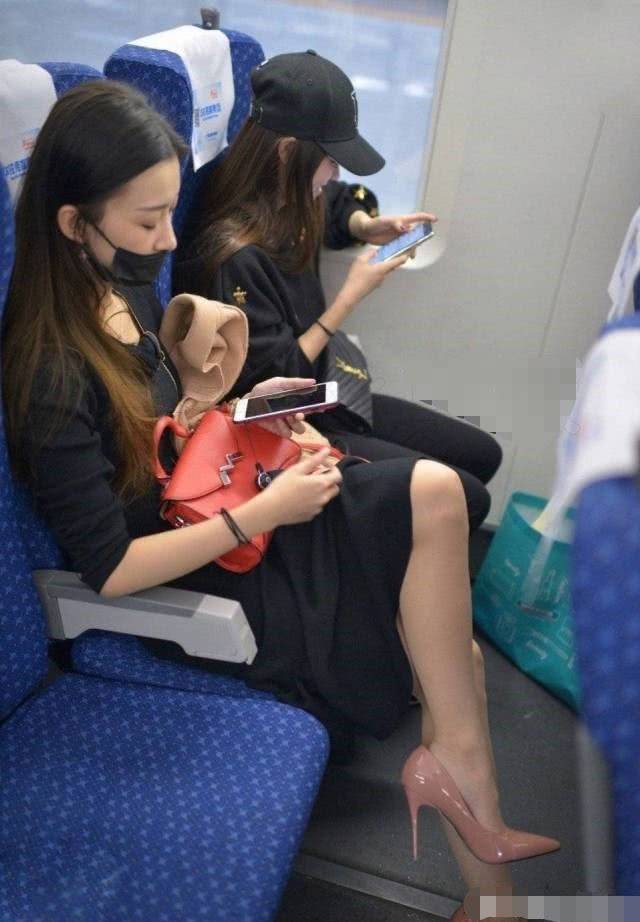 女乘客乘坐高铁,把脚丫子搭前座上!网友怒斥太没素质!