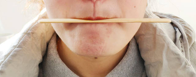 no.4 唇闭合训练:用嘴唇含住压舌板, 也可以试着稍用力拔掉压舌板 no.