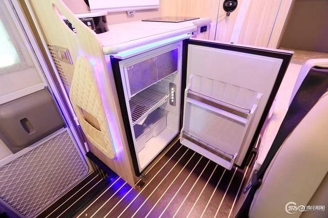 配备12v英得尔65升冰箱,还可以选配85升冰箱.