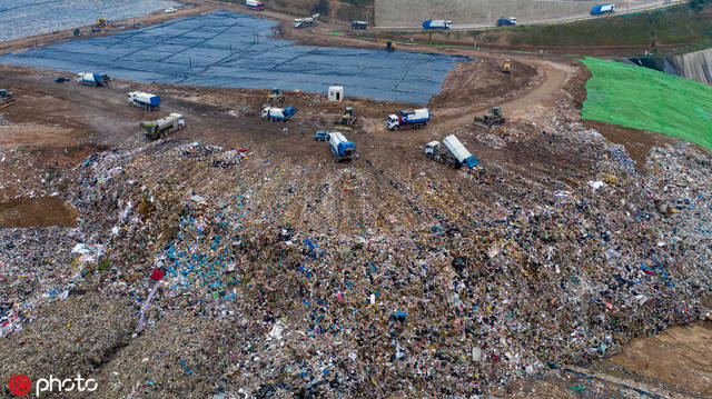 航拍国内最大的垃圾填埋场占地1000余亩运行25年即将饱和