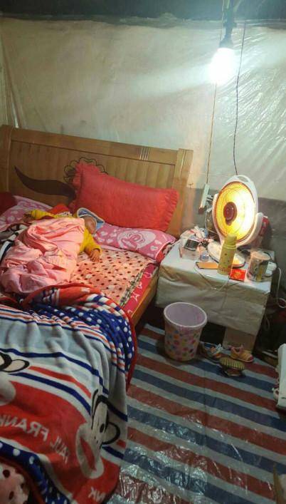 晒晒我农村婚房,破瓦土墙,卧室铺满塑料布,还有比这更寒酸的吗