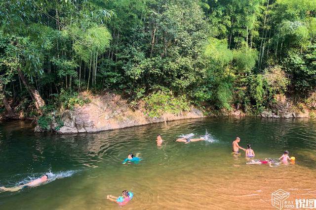 原创农村小溪成网红天然泳池,城里人驱车数十公里赶来,免费享受清凉