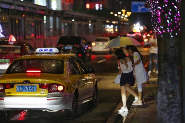 7月29日晚7点半左右,广州天河路,有市民在打出租车.