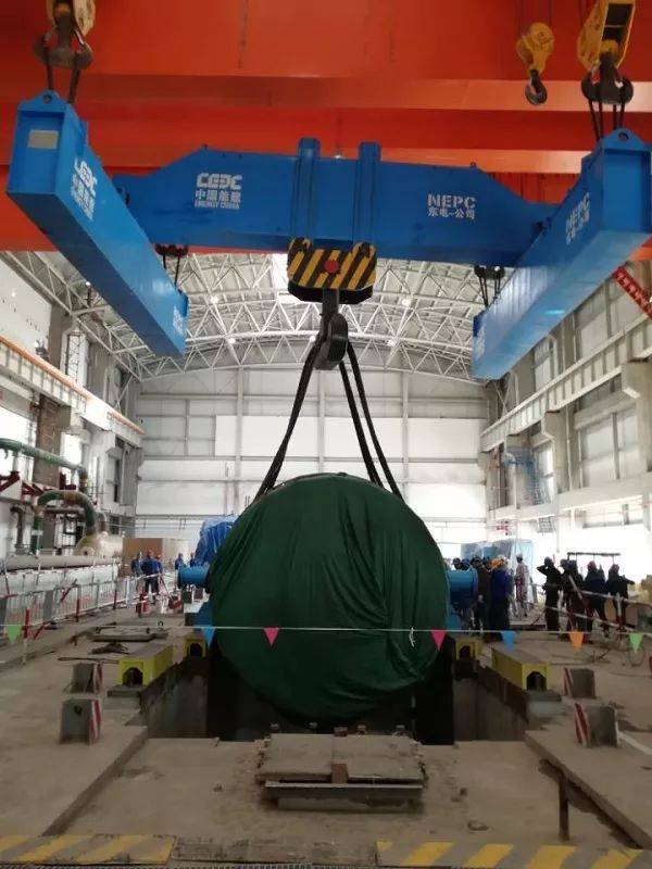 6月9日,4号发电机定子吊装就位成功.