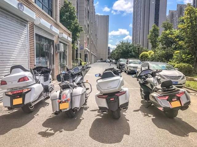 朝阳轮胎印第安重机女骑士墁婈万里走单骑