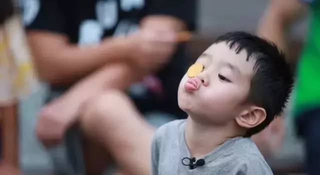 闯关一:挤眉弄眼吃饼干