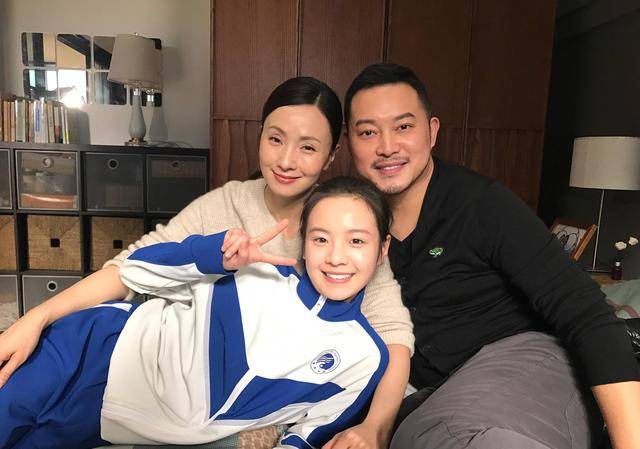 与父母的关系走向非常受关注,她因为从小父母离婚,跟着妈妈一起生活