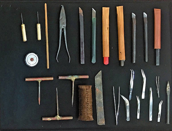严桂荣生前所用装裱工具