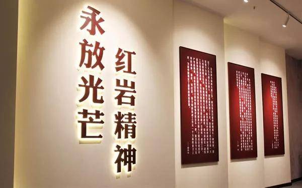 学生参观学习的同时也积极倾听,提升对红岩文化和红岩精神的认知理解