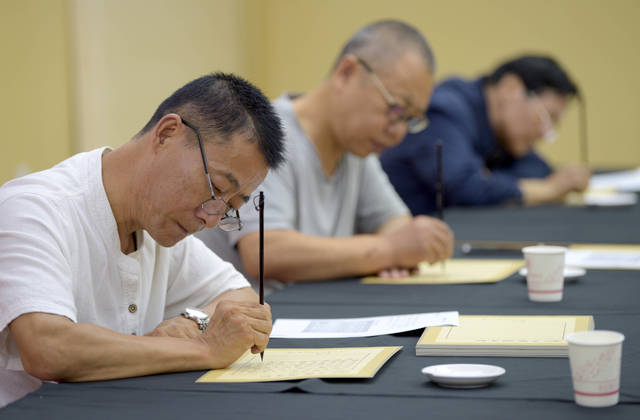 8月23日,书法家王建周(左一), 马新芽(左二), 徐坡为陕西师范大学实验