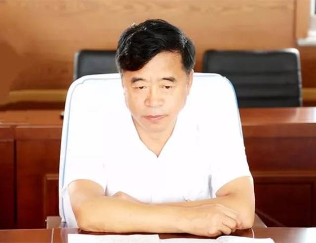 绥棱林业局有限公司党委书记,董事长凌长伟主持会议并讲话.