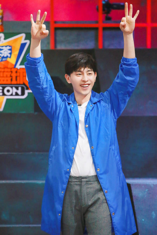 邓伦最新综艺照穿一件蓝色薄风衣尽显少年感26岁笑容真清澈