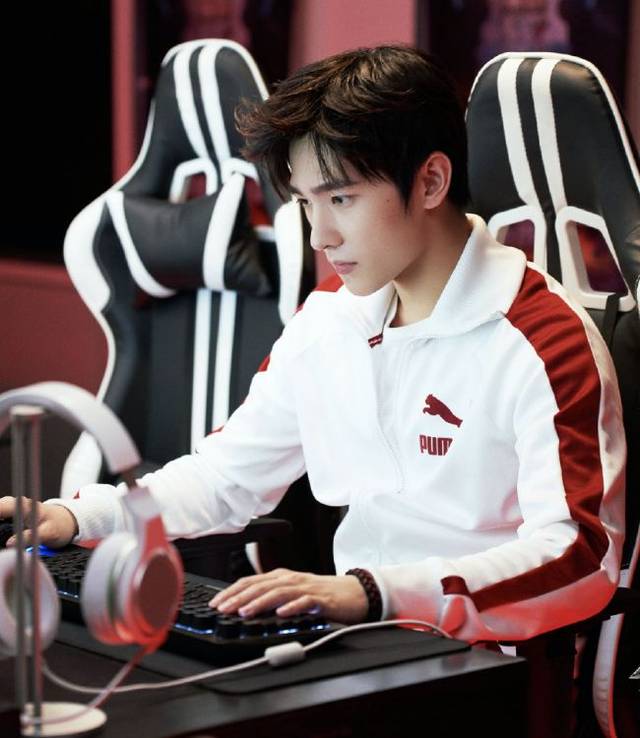 他之前在《微微一笑》中也是饰演了一位电竞高手,杨洋饰演的大神肖奈