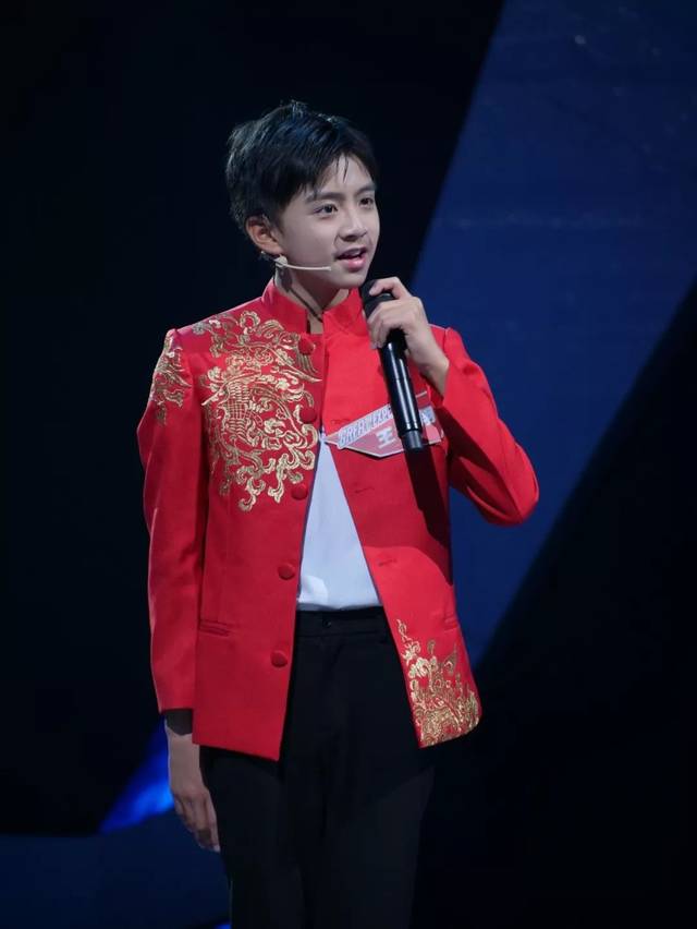 虽然从小随父母旅居海外,王泓翔谈吐举止却宛如从书