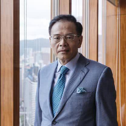 在早一些年李嘉诚,郑裕彤等人也是如此起家,当年的包玉刚也是如此.