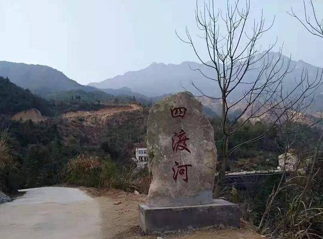 二公里路程,我们来到了湖北黄梅县著名的旅游圣地——大河镇四渡河村