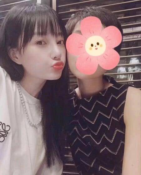 李小璐带女儿出席朋友聚会,甜馨美得像洋娃娃