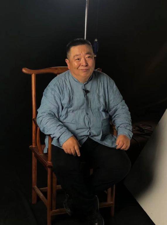 63岁董浩叔叔晒近照,秀墨宝书香气质浓,做鬼脸一秒破功_手机搜狐网