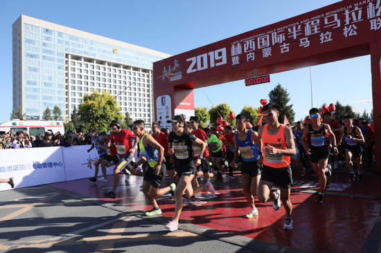 内蒙古林西举办国际半程马拉松 8000名跑友感受小城国际范儿